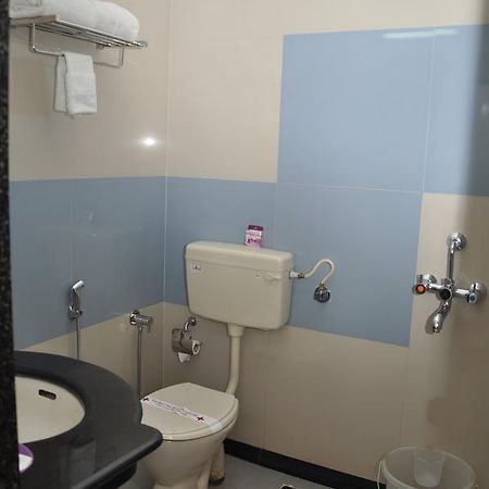 Excellency Inn Нашик Екстериор снимка