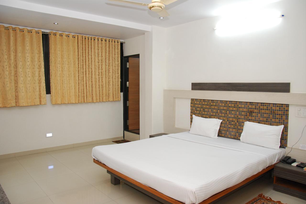Excellency Inn Нашик Екстериор снимка